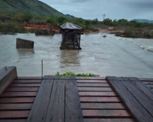 Ponte do Cambaru desaba e Uiramutã fica isolado devido as fortes chuvas