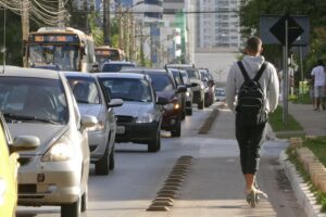 Projeto que regulamenta patinetes elétricos avança no Senado e prevê regras para circulação em ruas e ciclovias