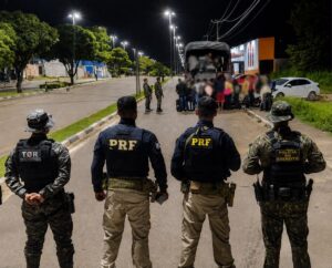 Mais de 40 cubanos são resgatados no Cantá enquanto atravessavam ponte a pé em direção a Boa Vista