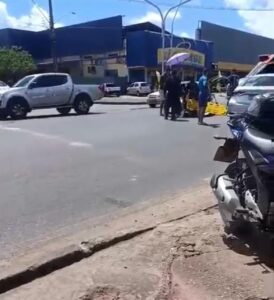 Criança fica ferida após colisão entre carro e moto em cruzamento de avenidas no Caranã