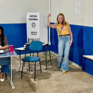 Teresa Surita vota na UERR acompanhada de Soldado Sampaio