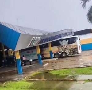 Estrutura de teto da Rodoviária Municipal de Caroebe cai durante forte chuva