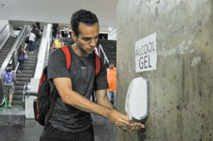 Projeto torna obrigatória oferta de álcool em gel em locais públicos