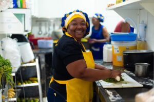 Cozinhas Solidárias recebem treinamento para ampliar oferta de alimentação saudável e sustentável