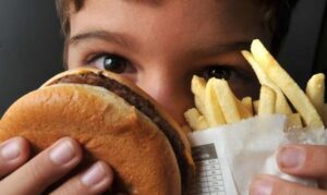 Excesso de telas contribui para obesidade de jovens, diz nutricionista