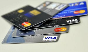 Quase metade dos brasileiros afirmam não conseguir manter o padrão de vida sem cartão de crédito