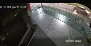 Motorista atropela dupla em motocicleta e foge sem prestar socorro na avenida Ville Roy; veja vídeo