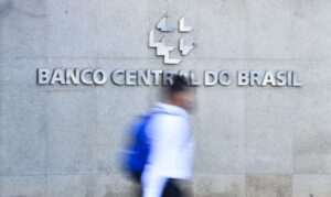 Banco Central aponta alta dos juros, inadimplência e comprometimento da renda das famílias brasileiras