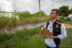 Prefeitura intensifica fiscalização de terrenos baldios para prevenir queimadas e acúmulo de lixo