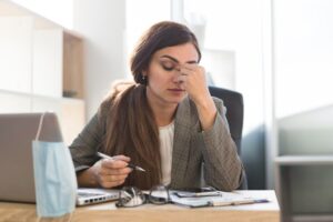Saiba como empresas devem prevenir riscos à saúde mental no trabalho