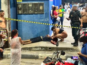 Homem é esfaqueado no pescoço dentro de supermercado no São Vicente