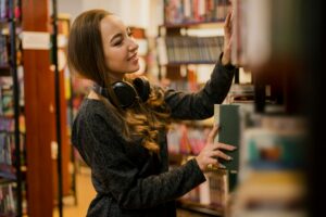 Quase metade dos brasileiros consideram a compra de livros como um investimento, revela Serasa