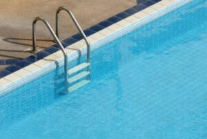 Construção de piscina de R$ 1 milhão com emendas enviadas por Sampaio foi suspensa após questionamento do MPRR