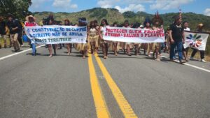 Indígenas protestam contra o Marco Temporal em Roraima e bloqueiam trecho da BR-174