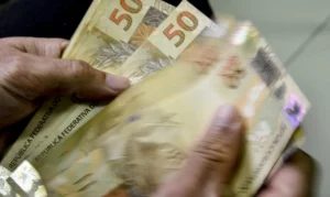 Salário mínimo deverá subir para R$ 1.741 em 2027
