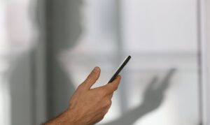 Você sabia que algumas cidades têm mais acessos de telefonia móvel do que habitantes? Entenda