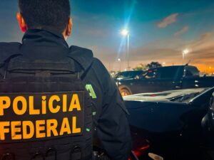 Empresário e policial militar são conduzidos pela Polícia Federal após saque de R$ 4 milhões
