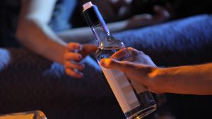 Álcool e cigarro podem causar cegueira, alertam especialistas