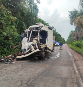 Motorista fica preso às ferragens após colisão grave entre dois caminhões na reserva indígena Waimiri Atroari, em Roraima