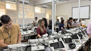 Justiça Eleitoral inicia procedimento de carga e lacre das urnas eletrônicas