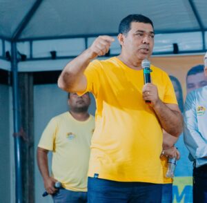 Sampaio deixa propaganda eleitoral fixada após convenção e recebe multa do TRE