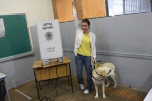 Eleições 2026: pet pode ser barrado no local de votação; entenda a regra