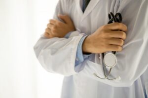 Médicos da rede estadual denunciam três meses de atraso nos pagamentos e ameaçam paralisação