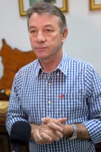 Denarium faz propaganda irregular a favor de Helena da Asatur e recebe mais uma multa da Justiça Eleitoral