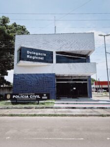 Investigador é preso após tentar matar companheira com golpe “mata-leão” em Caracaraí