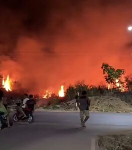 Incêndio de grande proporção atinge terreno baldio em Mucajaí