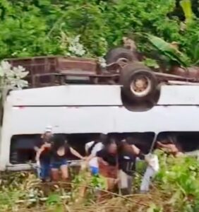 Ônibus com passageiros capota e cai em ribanceira na BR-174, no Amazonas