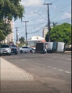 Caminhonete capota após batida em avenida do Paraviana; veja vídeo