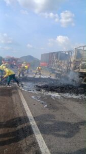 Carreta pega fogo na BR-174 e interdita parte da pista; veja vídeo