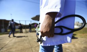 Estudo aponta esgotamento emocional e burnout de médicos de UTI