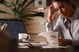 Saúde mental e finanças: 89% dos brasileiros dizem que problemas com dinheiro afetam o bem-estar, aponta pesquisa