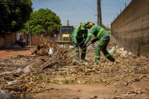 Prefeitura retira cerca de 10 toneladas de lixo no Senador Hélio Campos