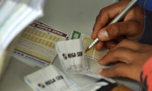 Sorteio da Mega-Sena acontece no sábado (24) por conta das eleições; Prêmio é estimado em R$ 230 milhões