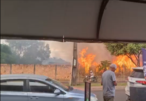 Incêndio atinge terreno com lixo e entulhos descartados irregularmente no Caimbé; Veja vídeo