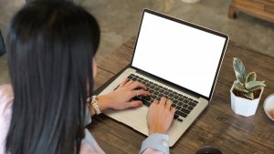 Cerca de 62% dos universitários conciliam estudos e trabalho, aponta levantamento
