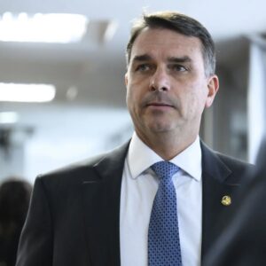 Após se declarar presidente eleito, Flávio faz nova carta e se diz líder do Brasil