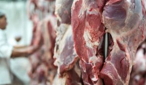 Carne brasileira passa a pagar tarifa de 67% para entrar na China