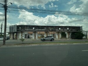 Moradores do Centro cobram segurança e policiamento após prédio abandonado virar ponto de usuários de drogas em Boa Vista
