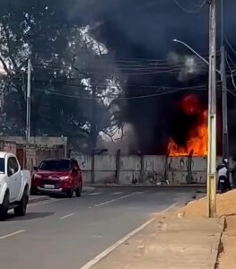 Incêndio de grande proporção atinge terreno baldio no bairro São Bento, em Boa Vista