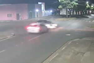 Motorista avança preferencial e causa acidente com outro carro no Caranã; veja vídeo