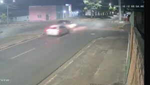 Motorista embriagado avança placa de pare, causa acidente e tenta fugir no Caranã; veja vídeo