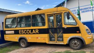 Motorista e alunos empurram ônibus escolar após o veículo quebrar na estrada, diz denúncia