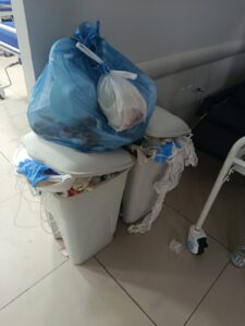 HGR está há dois dias sem limpeza e lixo acumula dentro dos leitos após terceirizados paralisar serviço por falta de pagamento, aponta denúncia
