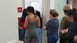 Acompanhantes enfrentam fila para receber refeições no HGR após possível greve de funcionários