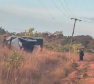 Homem morre e quatro pessoas ficam feridas após caminhonete bater em poste na RR-203, em Amajari