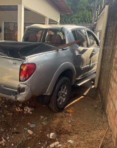 Jovem derruba muro de residência após perder controle de carro em curva no Cidade Satélite
